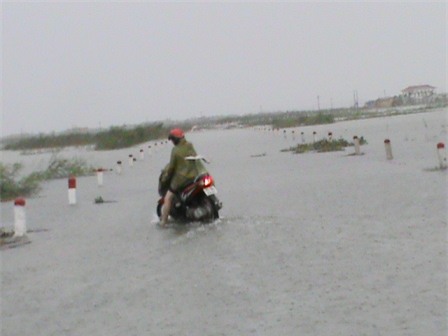 Đường về xã Hải Dương, thị xã Hương Trà vẫn còn bị chia cắt do nước tràn qua đầy QL 49B
