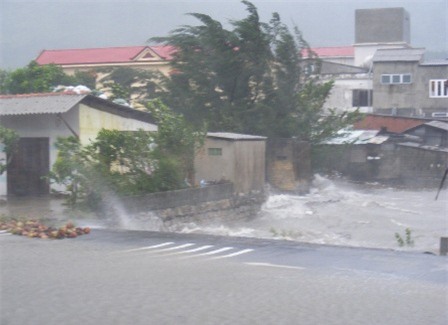 Nước tràn qua QL 1A ở thị trấn Lăng Cô, huyện Phú Lộc