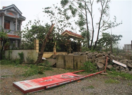 bão đổ bộ, tan hoang, tốc mái, Lệ Thủy, Đồng Hới, Quảng Bình