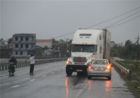bão đổ bộ, tan hoang, tốc mái, Lệ Thủy, Đồng Hới, Quảng Bình