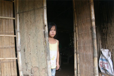 Đứa con gái anh Lệ mong ước mình được ở trong một ngôi nhà ngói mới.