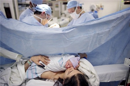 Bộ ảnh đầy xúc cảm về gia đình của một bà mẹ sinh đôi 2