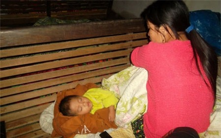 Tiếng khóc, nghẹn giữa, mênh mông, nước lũ