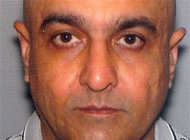 Ông Amar Khosah được phát hiện nằm chết trên giường vì dùng thuốc giảm đau quá liều.