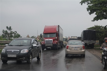 Hàng nghìn phương tiện ùn ứ trên quốc lộ 1A