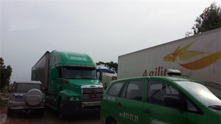 Hàng nghìn phương tiện bị ách tắc kéo dài hơn 50 km.
