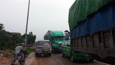 Giao thông hỗn loạn khi các phương tiện giành đường nhau đi.