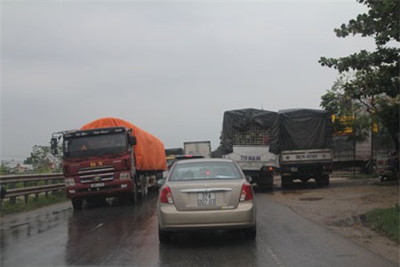 Những chiếc xe container quá khổ&nbsp;nằm chờ nước rút