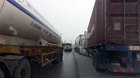 Những chiếc xe container quá khổ&nbsp;nằm chờ nước rút