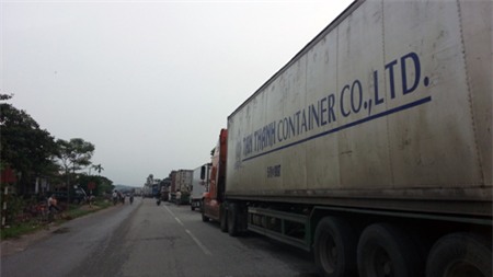 Những chiếc xe container quá khổ&nbsp;nằm chờ nước rút