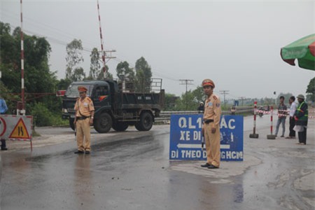Lực lượng chức năng lập chốt, hướng dẫn phương tiện tại các giao lộ giao thông.
