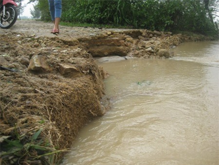 Nhiều tuyến đường giao thông tại các thôn gần khu vực 2 khe Trung Dân và Trung Miệu bị chia cắt