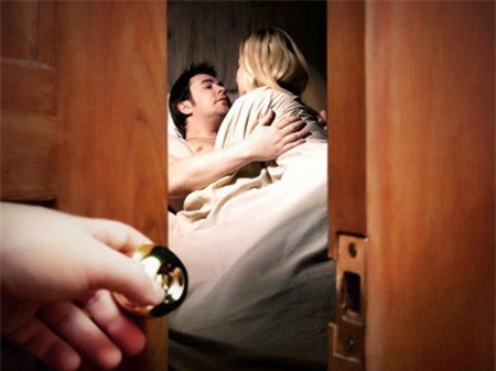 Chồng đi công tác, vợ dẫn trai về nhà - 1