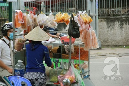 Những thức quà gợi nhớ tuổi thơ trên phố Sài Gòn 5