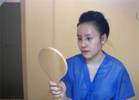 Tuy nhiên, cô nàng vẫn tự tin khi mặt bớt sưng sẽ trang điểm thật đẹp để tung hình ảnh lên mạng