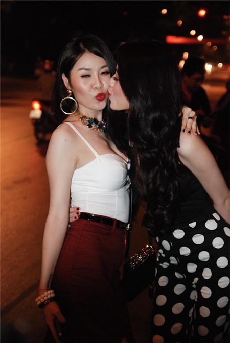 Sao nữ và những nụ hôn đồng giới gây sốc