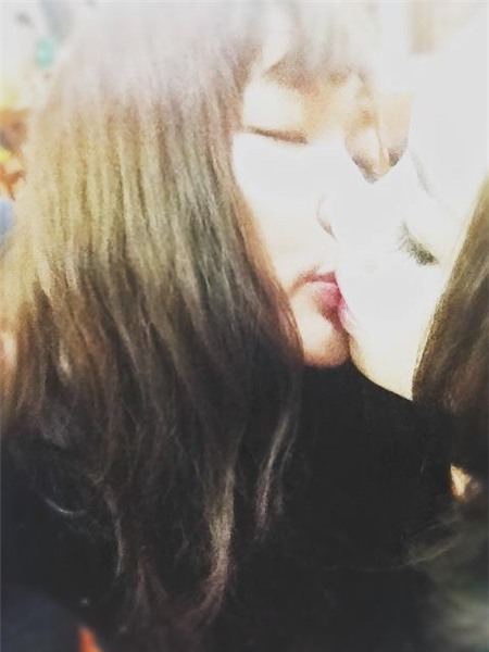 Sao nữ và những nụ hôn đồng giới gây sốc