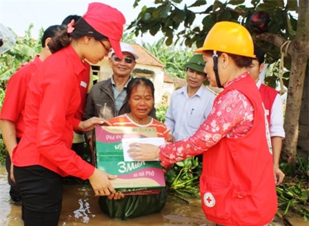 Người dân nghẹn ngào khi nhận mỳ tôm cứu trợ từ Hội Chữ thập đỏ tỉnh Nghệ An