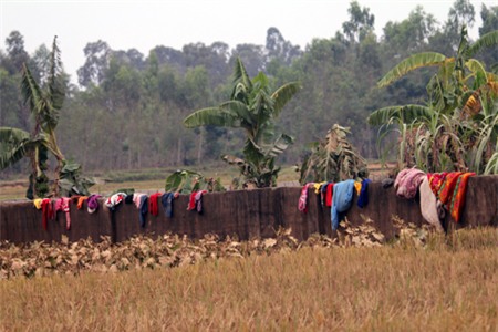 Ngổn ngang đồ đạc sau lũ dữ.