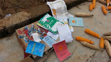 Sổ hộ khẩu, các giấy tờ liên qua của một hộ dân xóm 4 Quỳnh Trang đã ướt sạch.
