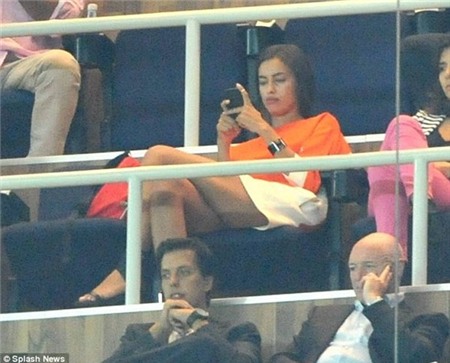 Mặc Ronaldo ghi bàn, Irina vẫn ngồi… bấm điện thoại 2