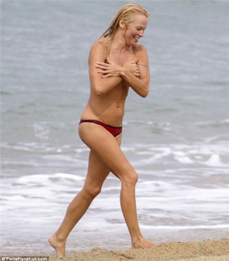 Pamela Anderson khoe ngực độn nhăn nhúm khi tắm biển | Pamela Anderson khoe ngực dao kéo,Pamela Anderson ngực trần,Pamela Anderson,quả bom sex 