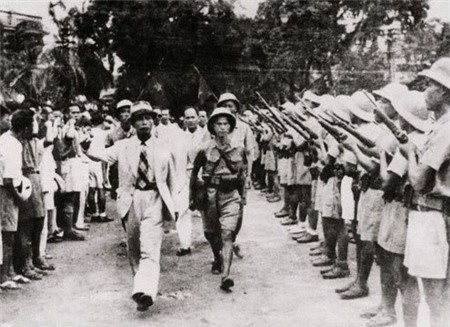 Ngày 26/8/1945, Tư lệnh Việt Nam Giải phóng quân Võ Nguyên Giáp duyệt binh lần đầu ở Hà Nội sau khi giành được chính quyền.