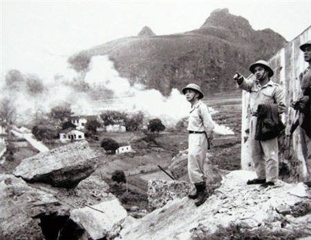 Đại tướng Tổng tư lệnh Võ Nguyên Giáp thị sát thị xã Cao Bằng vừa được giải phóng (1950).