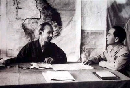 Chủ tịch Hồ Chí Minh và Đại tướng Võ Nguyên Giáp bàn kế hoạch tác chiến Chiến dịch Điện Biên Phủ (1954).