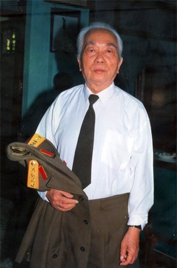 Khi còn làm việc tại Văn phòng Đại tướng, mỗi khi tướng Giáp dứt khỏi công việc, trời đã đều tối mịt. Tấm ảnh chụp lúc Đại tướng 83 tuổi.