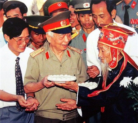 Khi Đại tướng thăm đền Hai Bà Trưng (Phúc Thọ, Hà Tây cũ), một lão nông tặng ông đĩa bánh trôi tượng trưng cho lòng kính trọng của dân làng.