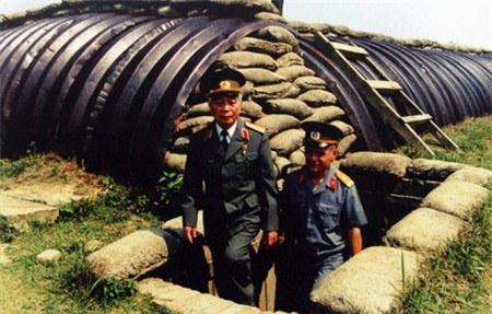 Năm 2004, trong dịp trở lại Điện Biên Phủ, Đại tướng đã đi thăm hầm tướng De Castries - Chỉ huy Tập đoàn cứ điểm Điện Biên Phủ.