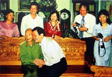 Các lãnh đạo Đảng, Nhà nước, Chính phủ... thường xuyên tới thăm hỏi Đại tướng. Trong ảnh, ông Trương Tấn Sang (nay là Chủ tịch nước) thăm Đại tướng năm 2008.