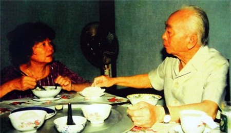 Bữa cơm của hai ông bà.