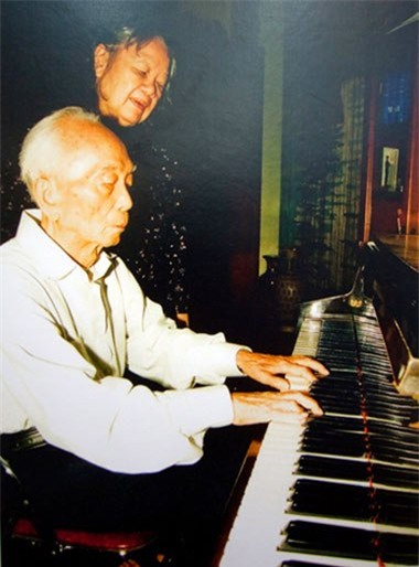 Lúc rảnh rỗi, ông ngồi chơi piano.