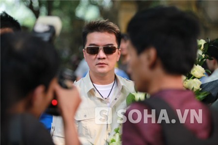 Đàm Vĩnh Hưng đến viếng Đại tướng Võ Nguyên Giáp với bó hoa trắng to.