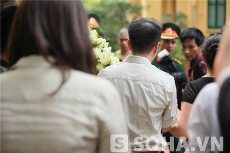 Nam ca sĩ không xếp theo hàng lối.