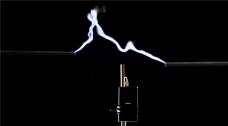 Sạc pin smartphone bằng... sét 3