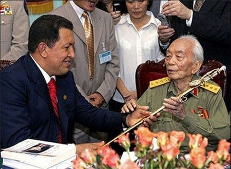 Trong chuyến thăm Việt Nam năm 2006, Tổng thống Venezuelan Hugo Chavez đã tặng cho Đại tướng Võ Nguyên Giáp một bản sao thanh gươm quý của anh hùng Simon Bolivar, nhà cách mạng nổi tiếng người Venezuela, người lãnh đạo các phong trào giành độc lập ở Nam Mỹ đầu thế kỷ 19. Đại tướng đầu tiên, Tổng tư lệnh tối cao Quân đội nhân dân Việt Nam Võ Nguyên Giáp qua đời lúc 18h chiều nay tại Viện quân y 108 (Hà Nội) khi ông vừa qua tuổi 103. Ảnh: AFP