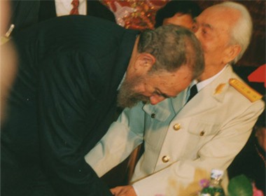 Chủ tịch Fidel Castro thăm Đại tướng năm 2003