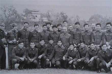 Đại tướng Võ Nguyên Giáp và các cầu thủ xuất sắc Thể Công năm 1976.