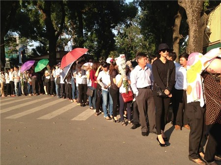 Á hậu Trương Thị May lặng lẽ đứng xếp hàng từ chiều nay,  nhưng khi trời đã chập tối, cô mới hoàn thành tâm nguyện của mình