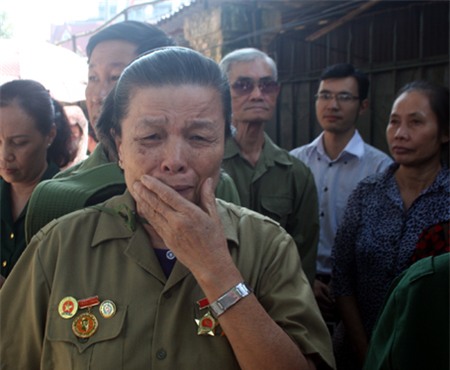 Dòng người đến với ngôi nhà 30 Hoàng Diệu ngày càng đông