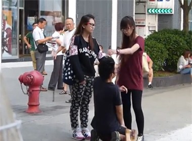 Cô gái tát bạn trai giữa phố.