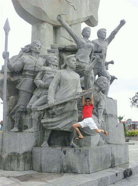 Bức ảnh phản cảm bị 'ném đá' của Hiệp Gà