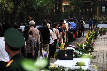 Những người đầu tiên được vào viếng Đại tướng lúc 6h sáng 10/10.