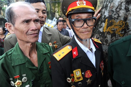 Bác Vũ Văn Chất, 84 tuổi, cùng các cựu chiến binh ở Hải Phòng đang xếp hàng chờ vào viếng Đại tướng lúc 6h30 sáng 10/10. Các bác tới Hà Nội từ hôm qua, bắt đầu xếp hàng trên phố Hoàng Diệu từ 1h sáng 10/10.