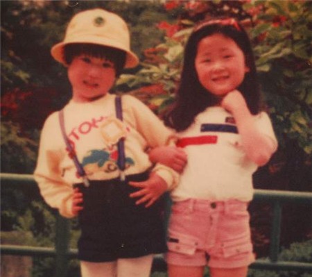 Cậu nhóc Park Ji Sung (trái)