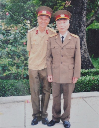 Đại tá Nguyễn Văn Thái chụp ảnh cùng Đại tướng vào năm 2009