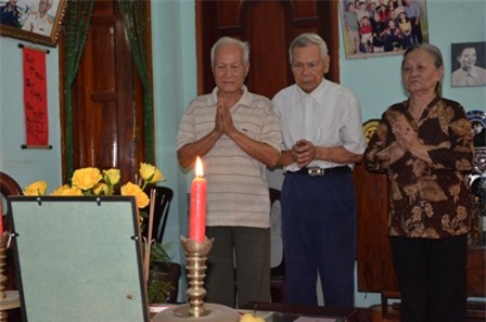 Nhiều đồng đội chiến đấu cũ đến nhà ông thắp nhang cho Đại tướng